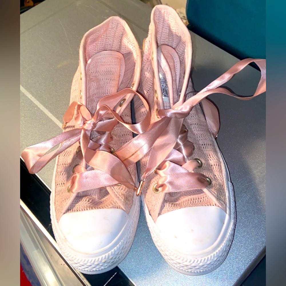 Blush Pink Knit Ribbon Laced Converse (Like New)